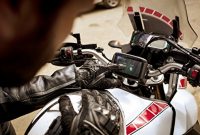 fantastische tomtom rider 420 motorrad navi 43 zoll mit kurvigen und bergigen strecken speziell fur motorrader karten updates europa 48 lander tomtom traffic und radarkameras freisprech foto