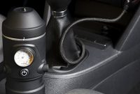 wunderbare handpresso 48261 auto hybrid in schwarz fur ese pads und gemahlenen kaffee fur einen 12 volt anschluss in schwarz der perfekte begleiter fur eine langere autotour oder einen bild