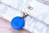 fabelhafte bluetooth waterproof ipx7 key finder phone finderanything finder 1 pack blue foto